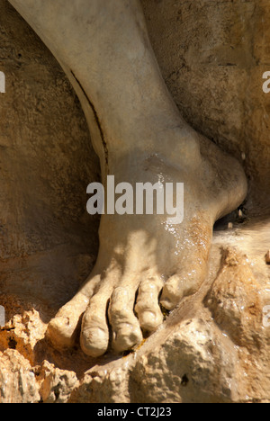 Detail eines Fußes einer Statue in einem Brunnen auf einem Platz in Rom Stockfoto