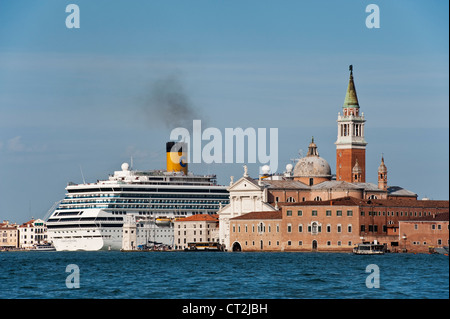 Das riesige Kreuzfahrtschiff Costa Fortuna (im Besitz der Reederei Carnival Corporation) in Venedig, Italien, vorbei an der Kirche San Giorgio Maggiore Stockfoto