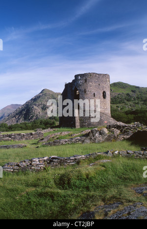 Dolbadarn Schloss mit Crib Goch in Ferne Llanberis Snowdonia Gwynedd North Wales UK Stockfoto