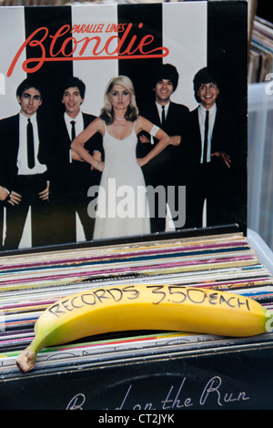 Vinyl-LPs zum Verkauf am Rekord Stand in Camden Market mit Preis geschrieben auf Banane Stockfoto