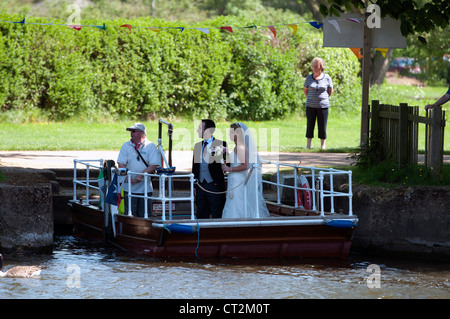 Braut und Bräutigam auf Kette Fähre, London, UK Stockfoto