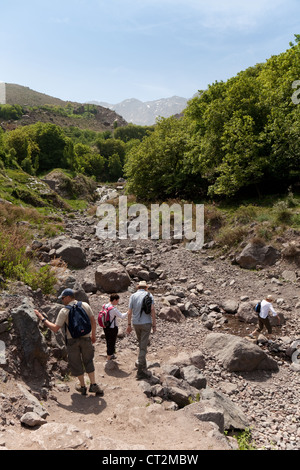 Touristen zu Fuß im hohen Atlas überqueren ein ausgetrocknetes, Flussbett, in der Nähe von Imlil, Marokko, Afrika Stockfoto