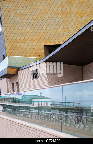 Detail der goldene Hochzeitskapelle (Festspielhaus) auf Blackpool Promenade mit Nordpier spiegelt sich in der Glaswand Stockfoto