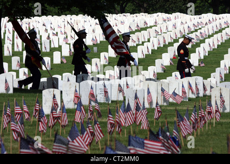 Soldaten der Ehrenwache zu Fuß durch die Clement J Zablocki Veteranen Friedhof Milwaukee Wisconsin Stockfoto