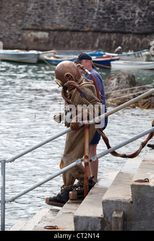Deep Sea Diver in veralteten Ausrüstung in Mevagissey Stockfoto