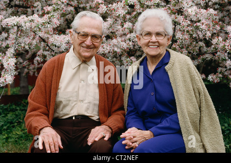 Seniorenpaar in einem Garten 1980er Stockfoto