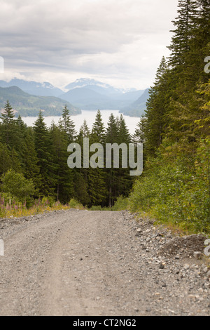 Eine Protokollierung Straße Richtung Johnstone Strait auf Vancouver Island. Stockfoto