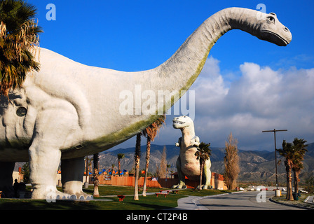 Cabazon Dinosaurier, riesige Skulpturen prähistorischer Tiere, sind eine beliebte Attraktion in Südkalifornien. Stockfoto