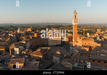 Alte Stadt von Siena mit Piazza del Campo und Palazzo Pubblico aus Il Facciatone, Toskana, Italien Stockfoto