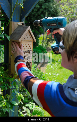 Frau Garten Pergola, Norfolk, Großbritannien, Mai Bug Box zuweisen Stockfoto