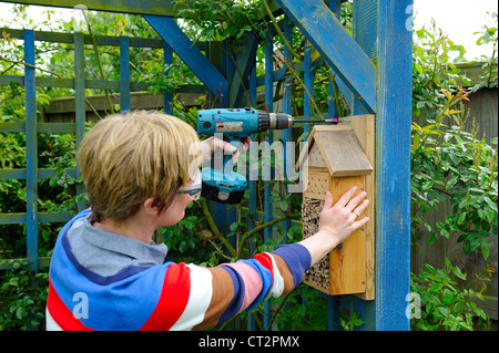 Frau Garten Pergola, Norfolk, Großbritannien, Mai Bug Box zuweisen Stockfoto