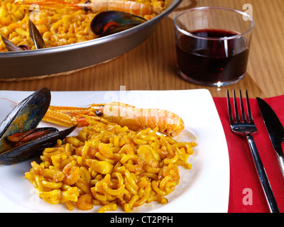 Fideua – Nudel Paella. Die "Fideua" ist eine Art von Meeresfrüchte-Paella, aber den Reis pro eine Art dicken kurzen Nudeln zu ersetzen. Stockfoto