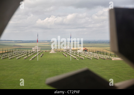 Villers-Bretonneux Militärfriedhof gesehen von der Australian National Memorial, Somme, Picardie, Frankreich Stockfoto