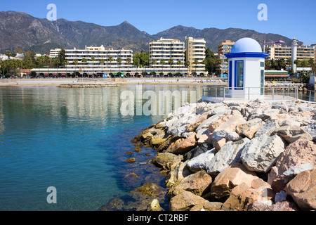 Wellenbrecher am Meer Bucht im beliebten Ferienort Stadt Marbella an der Costa Del Sol in Andalusien, Südspanien, Provinz Malaga. Stockfoto