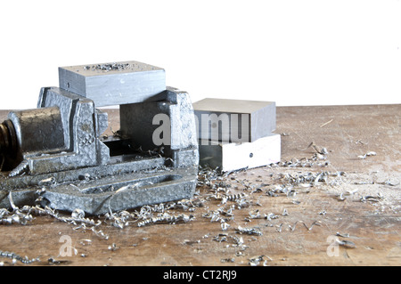 Ein Metall Laster auf eine hölzerne Werkbank isoliert auf weißem Hintergrund Stockfoto