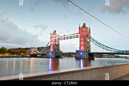 Tower Bridge in London mit seiner neuen Weltklasse-Beleuchtungssystem rechtzeitig anlässlich der 2012 Olympischen und Paralympischen Spiele. Stockfoto