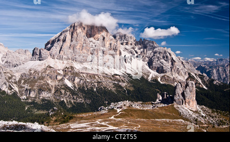 Cinque Torri Felsformation und Tofana Berggruppe von Nuvolau Berggipfel in Dolomiten im schönen Herbsttag Stockfoto