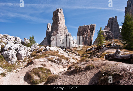 Cinque Torri Felstürme in nuvolau Berg Gruppe in Dolomiten in der Nähe von Cortina d'Ampezzo bei schönem Herbstwetter mit blauem Himmel Stockfoto