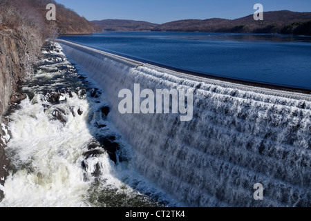 Wasserfall auf Croton River, winter Stockfoto