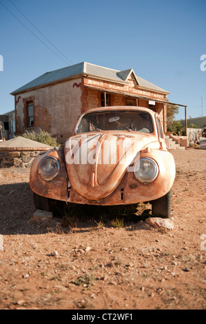 WWU-Gesicht und Hals auf einen Oldtimer VW Käfer parkte vor traditionellen Gehöft in der Bergbau- und Film Stadt Silverton gemalt Stockfoto