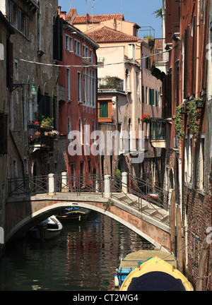 Blick auf einen schmalen Kanal in Venedig Italien mit attraktiven Häusern und kleinen Brücken. Stockfoto