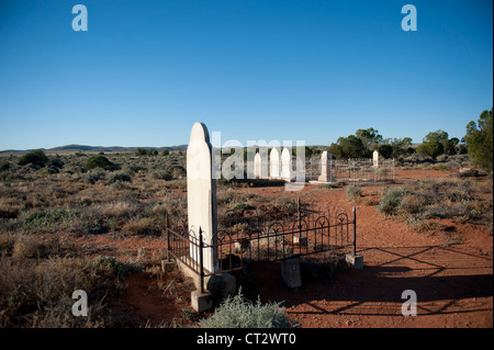 Friedhof mit Gräbern und Grabsteinen in Silverton, einer Bergbaustadt und Drehort im Outback New South Wales, Australien Stockfoto