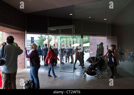 Menschen betreten und verlassen der Tate Gallery Stockfoto