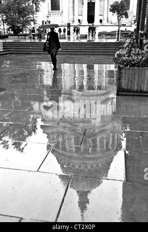 Einem sehr nassen Sommertag in London mit Frau zu Fuß mit Regenschirm Stockfoto