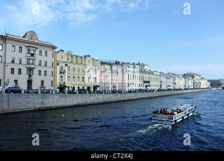 Terrassenförmig angelegten Wohnblocks entlang St. Petersburg Kanäle. Stockfoto