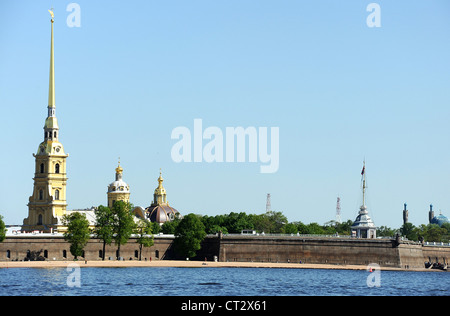 Blick über den Fluss Newa, Peter and Paul Cathedral mit Twin Towers hinter, im Inneren der Festung in St. Petersburg Stockfoto