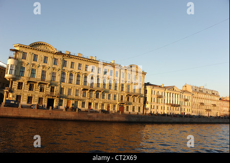 Terrassenförmig angelegten Wohnblocks entlang St. Petersburg Kanäle. Stockfoto