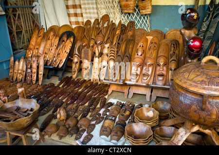 Holzschnitzereien im Handwerk Stall, Diego Suarez / Antsiranana, Madagaskar Stockfoto