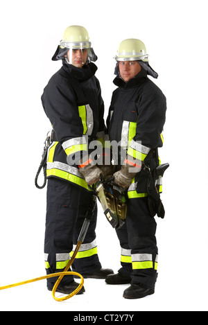 Feuerwehrleute mit Rettungsgeräte. Hydraulische Metall Spreader. Stockfoto