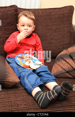 Boy Sandwiches zu Hause essen. Stockfoto