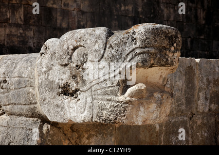 Maya-Schnitzen von einer Schlangenkopf schmücken eine Ruine in der Stadt Chichen Itza, Yucatan, Mexiko. Stockfoto