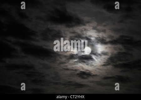 Mond, Vollmond. Leicht bewölkt Nachthimmel, der Mond scheint hell durch die dünne Wolken. Stockfoto