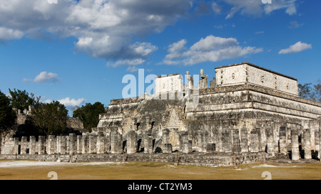 Spalten im Vordergrund vor dem Tempel der Krieger auf der Maya-Stätte von Chichen Itza, Yucatan, Mexiko. Stockfoto