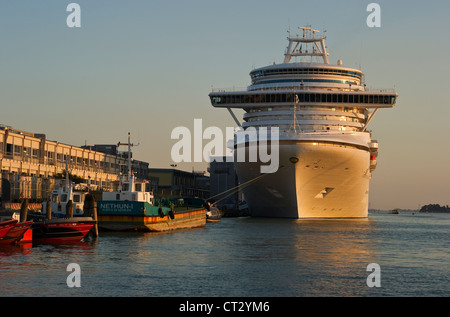 Das riesige Kreuzfahrtschiff Crown Princess, das von Princess Cruises betrieben wird, liegt im Hafen von Venedig, Italien. Es befördert über 3000 Passagiere plus Besatzung Stockfoto