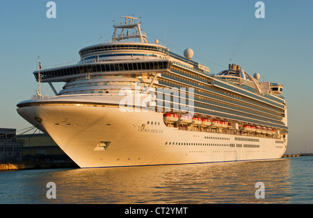 Das riesige Kreuzfahrtschiff Crown Princess, das von Princess Cruises betrieben wird, liegt im Hafen von Venedig, Italien. Es befördert über 3000 Passagiere plus Besatzung Stockfoto