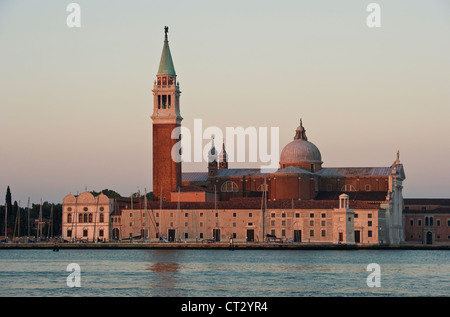 Die Seite der Kirche von San Giorgio Maggiore, Venedig, Italien, gesehen bei Sonnenaufgang. Es wurde 1566 von Andrea Palladio entworfen und 1610 fertiggestellt Stockfoto