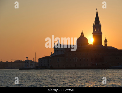 Sonnenaufgang über der Kirche San Giorgio Maggiore, Venedig, Italien. Es wurde 1566 von Andrea Palladio entworfen und 1610 fertiggestellt Stockfoto