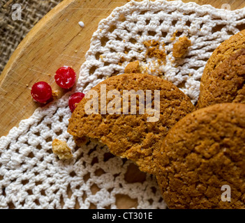 Zerknitterte leckere Haferkekse mit Preiselbeeren auf Tuch stricken. Flachen DOF Stockfoto