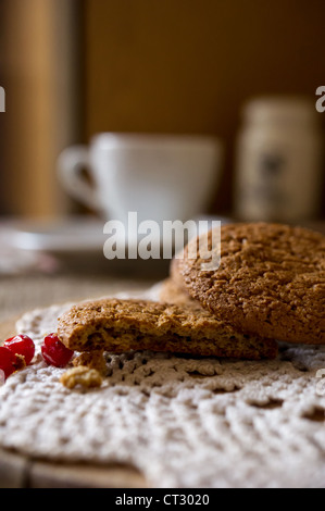 Zerknitterte leckere Haferkekse mit Preiselbeeren auf Tuch stricken. Flachen DOF Stockfoto