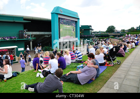 Großbild-TV am Aorangi Terrasse, die Meisterschaften 2012, Wimbledon, Merton Borough, Greater London, England, Vereinigtes Königreich Stockfoto