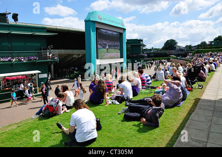 Großbild-TV am Aorangi Terrasse, die Meisterschaften 2012, Wimbledon, Merton Borough, Greater London, England, Vereinigtes Königreich Stockfoto