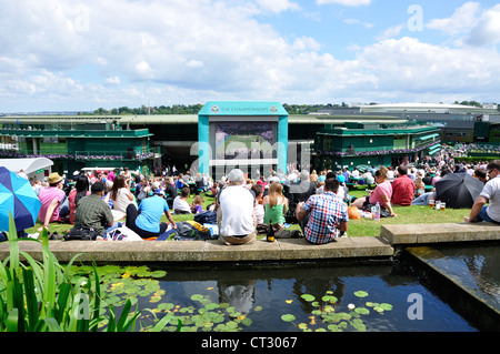 Großen TV-Bildschirm an aorangi Terrasse, die Meisterschaften, Wimbledon, Merton Borough, Greater London, England, Vereinigtes Königreich Stockfoto