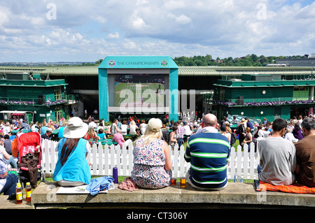 Großbild-TV am Aorangi Terrasse, die Meisterschaften 2012, Wimbledon, Merton Borough, Greater London, England, Vereinigtes Königreich Stockfoto