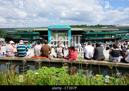 Großbild-TV am Aorangi Terrasse, die Meisterschaften 2012, Wimbledon, Merton Borough, Greater London, England, Vereinigtes Königreich Stockfoto