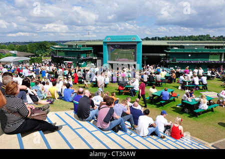 Großbild-TV am Aorangi Terrasse, die Meisterschaften 2012, Wimbledon, Merton Borough, Greater London, England, Vereinigtes Königreich Stockfoto