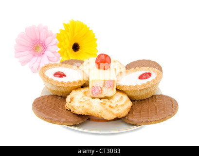 Dessertteller mit Kirsch Muffins, Schokoladenkekse und Vanille Kuchen. Isoliert auf weißem Hintergrund. Stockfoto